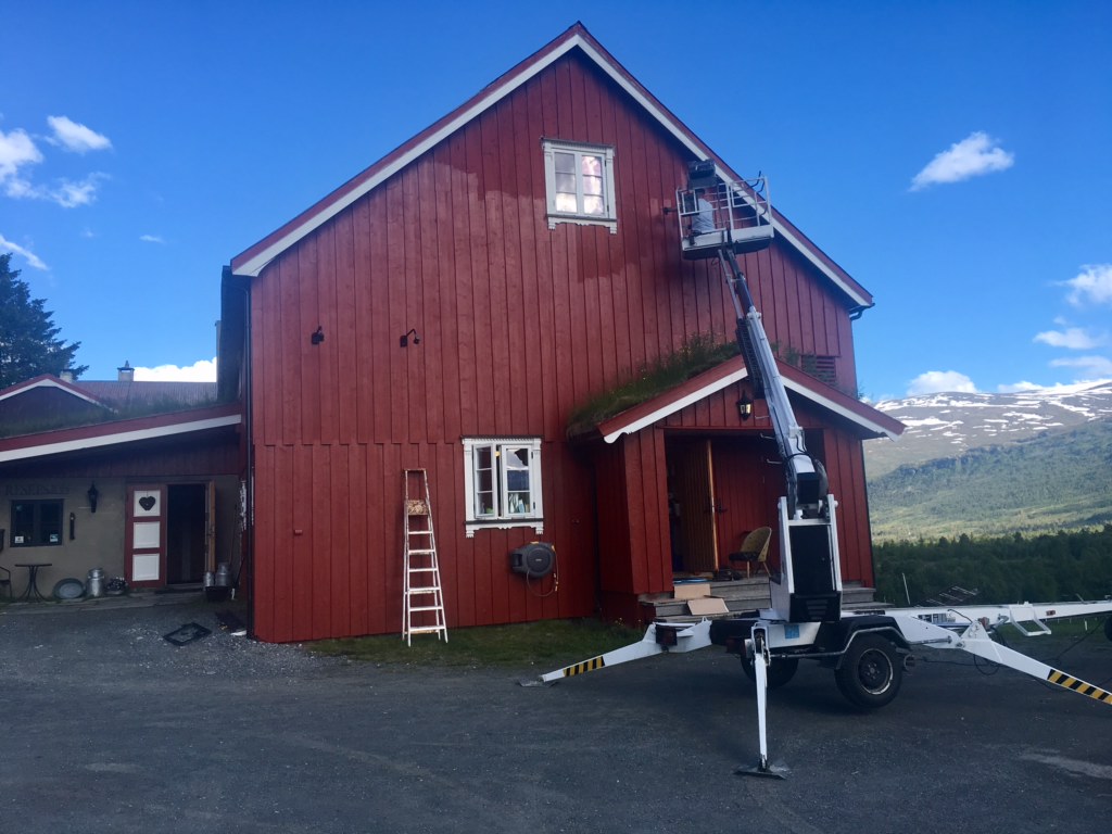 Med 15 hus på gården er det alltid noe som må vedlikeholdes, eller pusses opp (det skal vi se mer på senere). Bra at det da er flere generasjoner som er i sving, både høyt og lavt! Foto; Linda Mai
