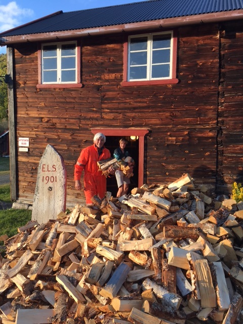 Det går med noen lass med ved i løpet av vinteren. Bestefar Leif og barnebarnet Leif Daniel stabler ved. Foto; Linda Mai