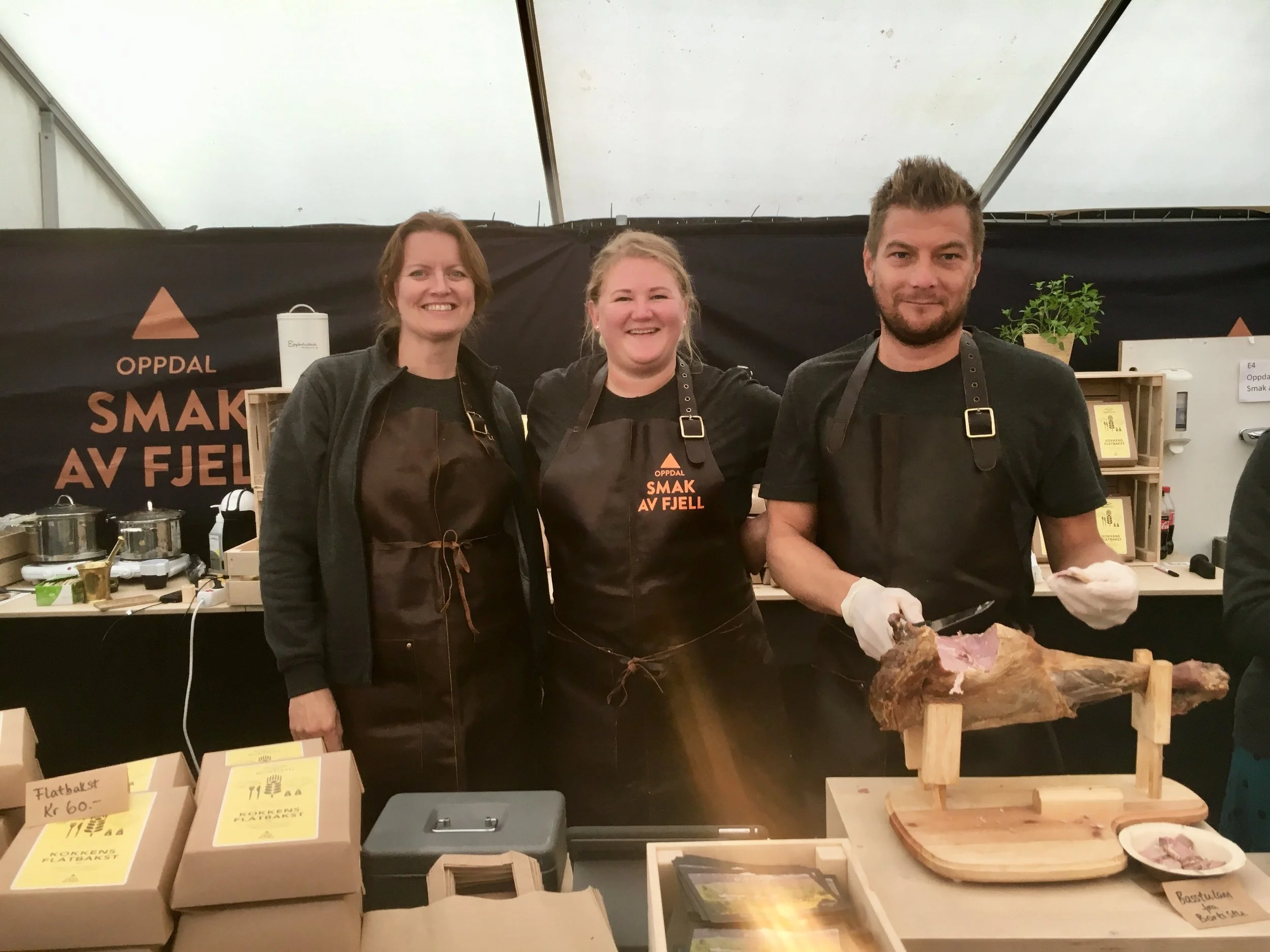 Linda Mai - driveren på Bortistu, Lene - kjøkkensjefen og kokken Lars Ivar, hadde lange arbeidsdager både før og under matfestivalen. På fredag måtte de riktignok dra hjem til Storlidalen, for på lørdag ventet stort bryllup med 70 gjester å få en opplevelsesrik dag:) Da tok andre over med både salg og smaksprøver. Foto; privat