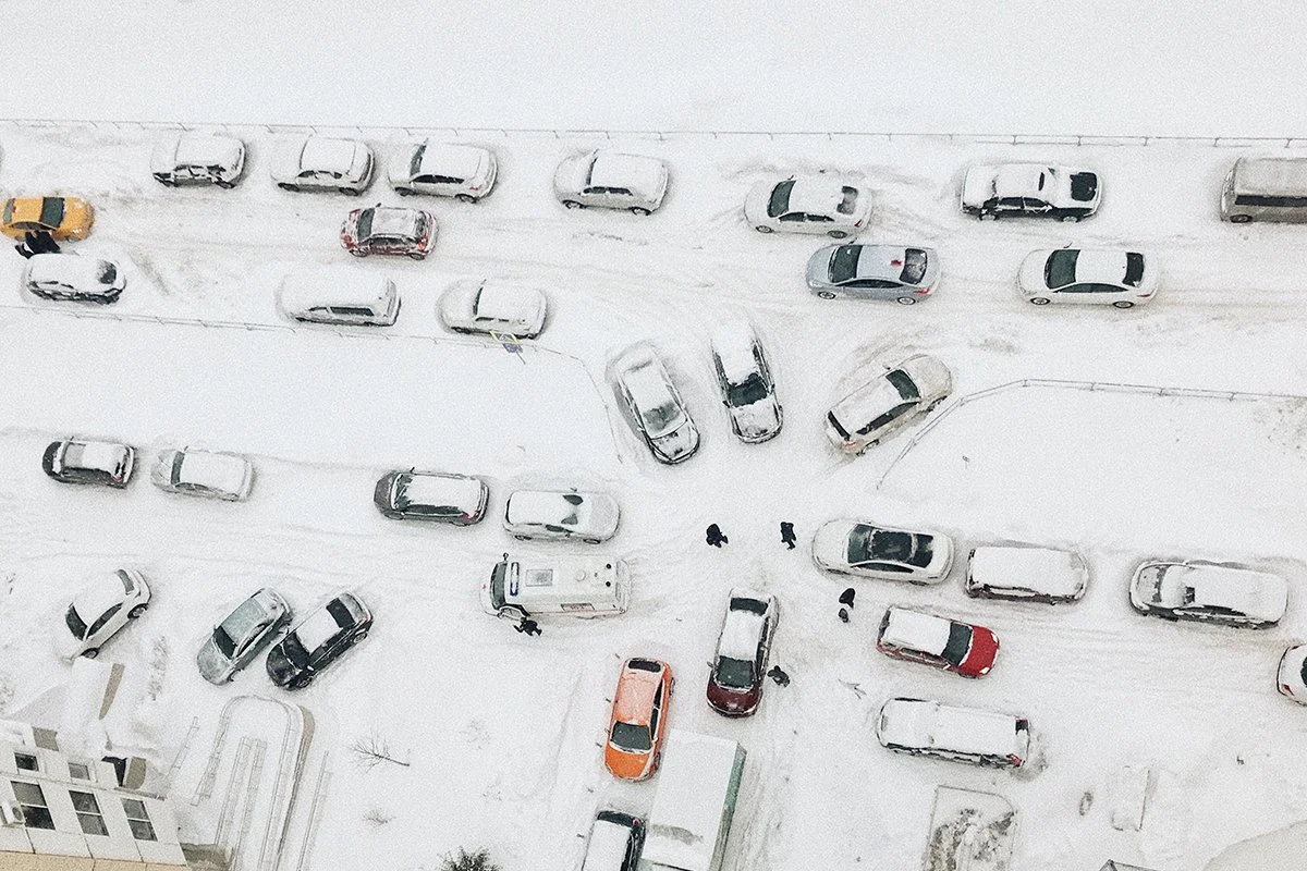 snowy-parking-lot-with-cars-in-the-winter-2026-09-22-17-17-39-utc.jpg