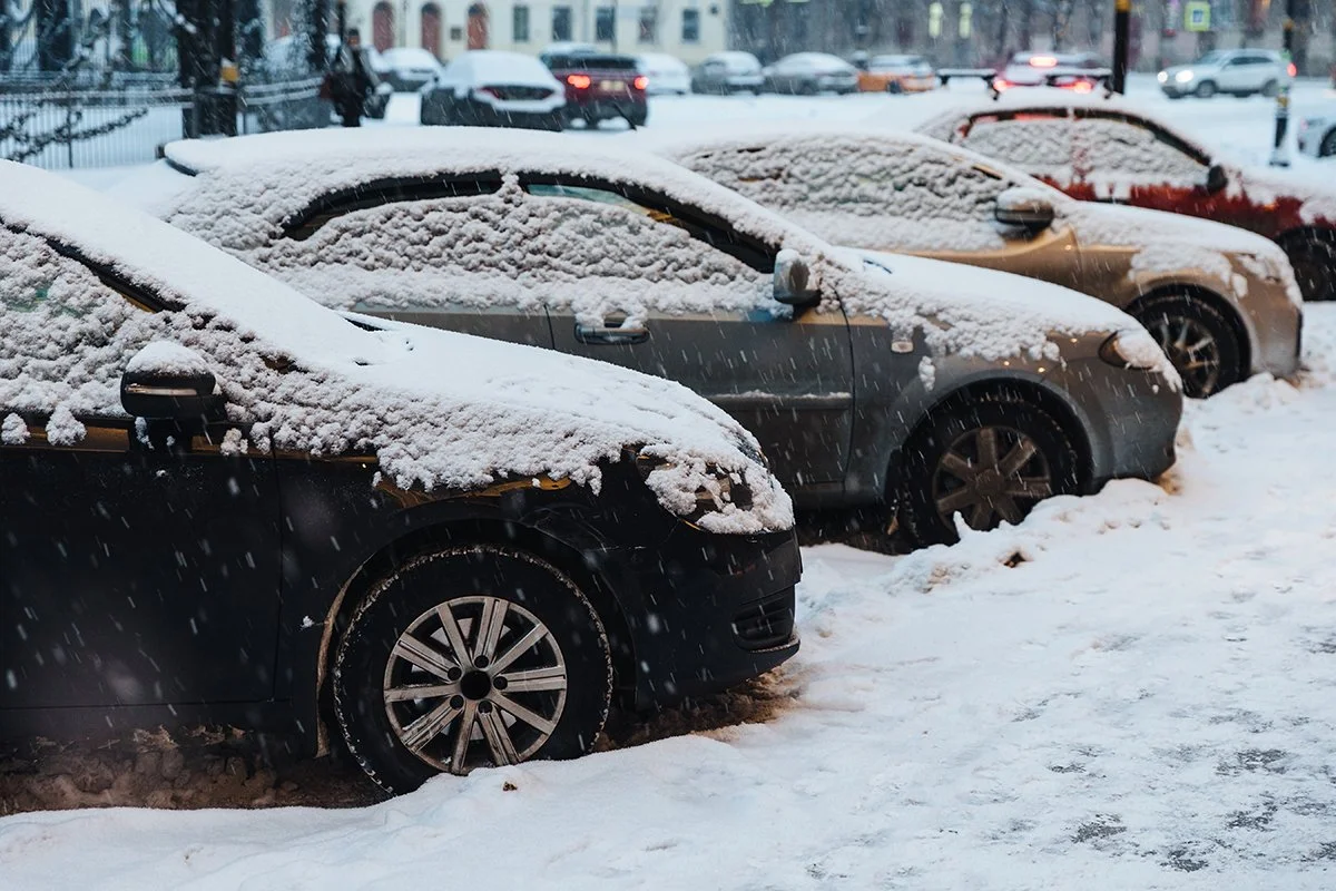 row-of-snow-covered-cars-parked-on-a-city-street-d-2026-09-25-04-51-37-utc.JPG