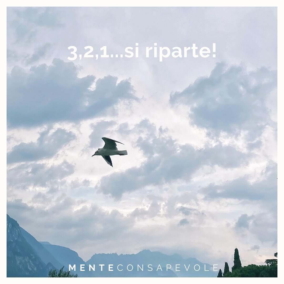 Ieri mi trovavo sul Lago di Garda e mi sono fermata a guardare il CIELO.
☁️🌧🌦
Sembrava lo facesse apposta ad essere così inquieto, in continuo movimento, così diverso da un minuto all&rsquo;altro.
Sembrava stesse lanciando un MESSAGGIO a noi qui 