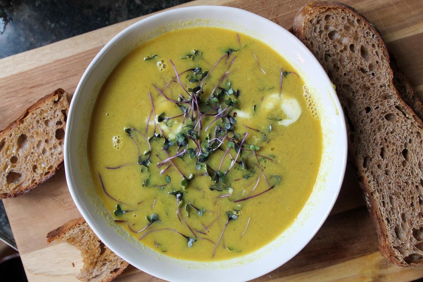 Rainy day soup. 

Cauliflower curry soup with home grown cabbage sprouts and toasted sourdough. 

Who needs this recipe?! 🍲
But most of all&hellip; who wants some sprouts?! 😉🌱