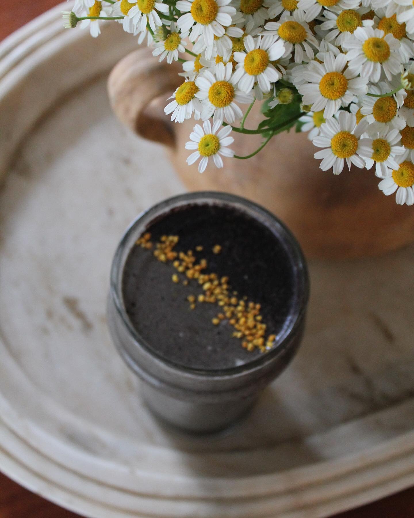 If you&rsquo;ve been following me for a while, you know I love my smoothies. Just recently Chris and I started growing some of our own ingredients! This smoothie has a secret ingredient&hellip; broccoli sprouts.🌱

These 🥦🌱are nutritional powerhous