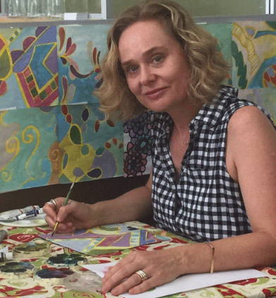 Anna trabajando en nuevos diseños en su estudio de Sydney