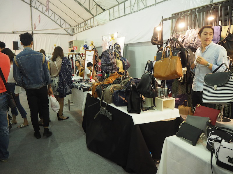 Vista del interior de la feria de emprendedores de moda tailandesa