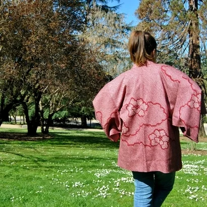 Chaqueta kimono con tela trabajada con la técnica shibori