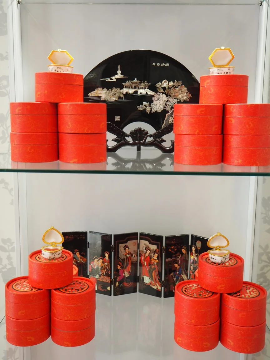 El retablo inferior corresponde a las 12 bellezas de jinling