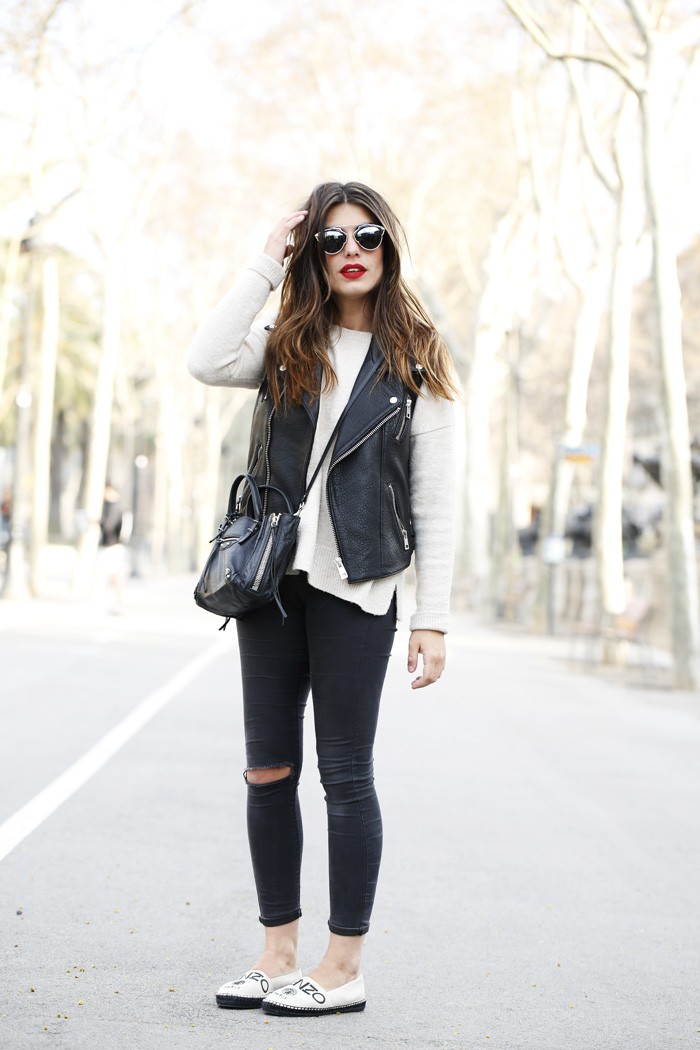 Dulceida luciendo un look con zapatillas Kenzo