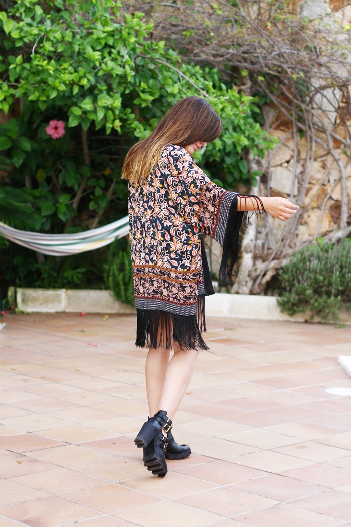 Dulceida luciendo un kimono de Zara en 2014