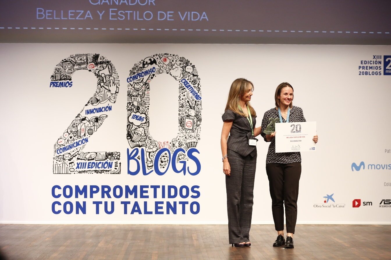 Recogiendo el premio de la mano de Natalia Dañobeitia, directora de marketing del periódico 20minutos