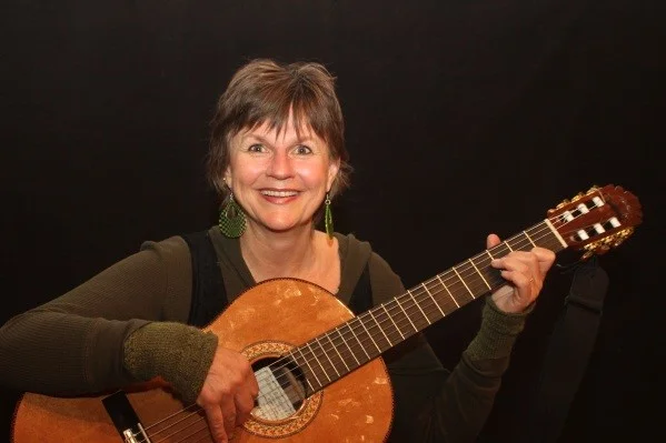 Hovedforeleser med inspirasjonsforedrag; Trine Lise Aasheim Trine Lise Aasheim er musikkterapeut, oppvokst i Kristiansand, og bor på Grorud i Oslo. Hun brenner for, og har arbeidet med i en årrekke, at bevisst og systematisk bruk av sang/musikk skal bli brukt daglig på norske sykehjem. Sang/musikk som de eldre, og især demensrammede har lært tidligere i livet, representerer noen av de mest dyrebare ressursene de nå har. Derfor er det viktig at personalet lærer hvordan dette kan brukes i hverdagen for å styrke pasientenes opplevelse av egen identitet og velvære. Bevisst- og systematisk bruk av sang/musikk stimulerer kognitive og psykososiale funksjoner, åpner opp for kontakt og samhandling, legger til rette for god livskvalitet og kan bidra til at de eldre i størst mulig grad kan oppleve seg som aktive deltakere på sin egen livsarena. Det haster med å få implementert denne kunnskapen!