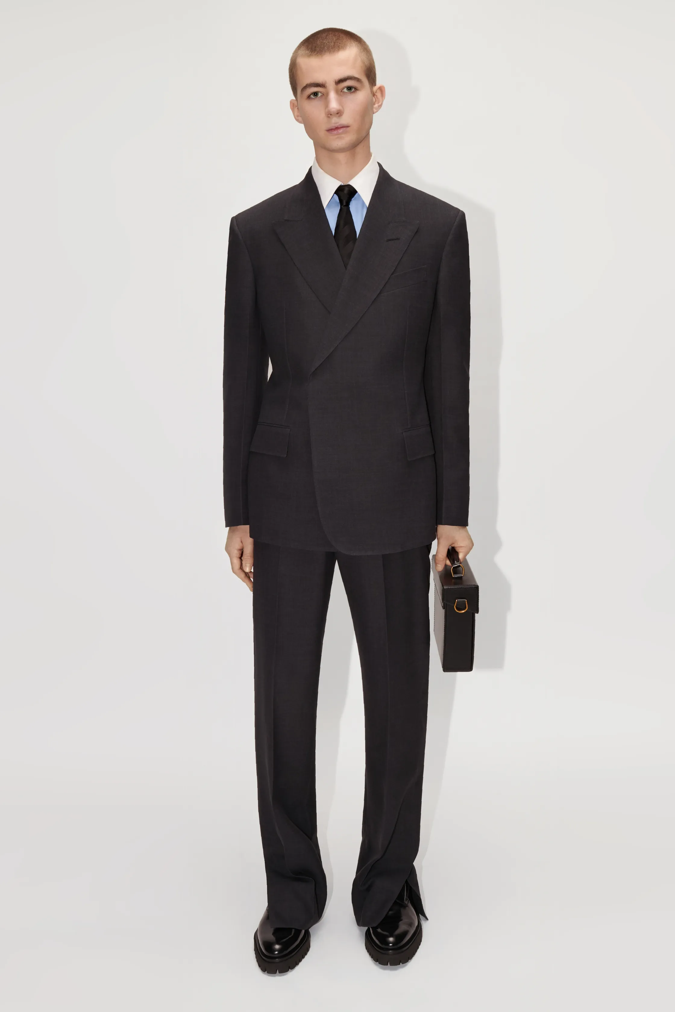 00007-Dunhill-Mens-Fall-22-London-credit-brand.png