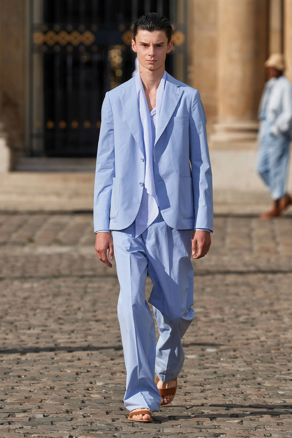 batch_00021-officine-generale-spring-2023-menswear-credit-gorunway.png