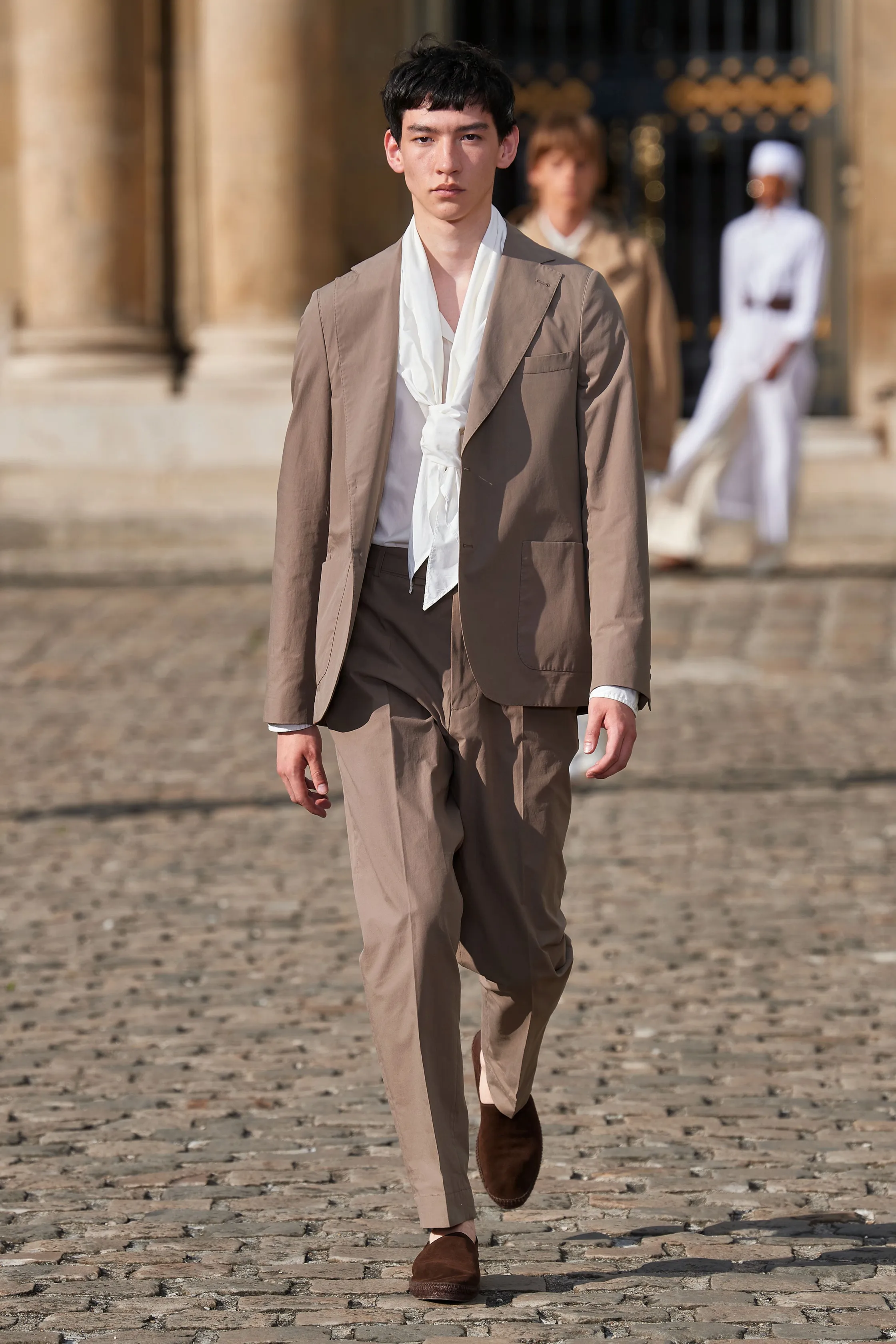 batch_00009-officine-generale-spring-2023-menswear-credit-gorunway.png