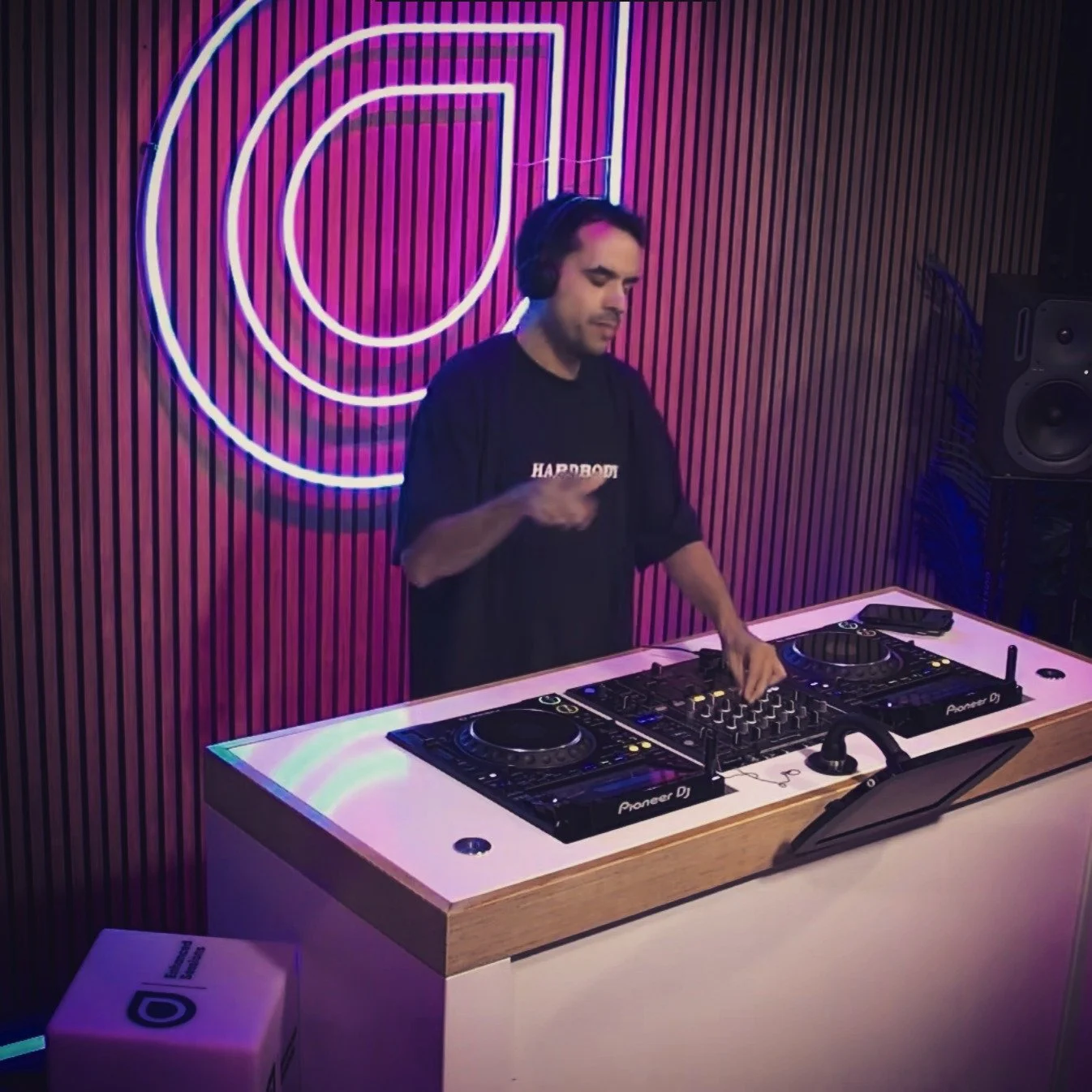 hey guys - my @enhanced_music sessions guest mix is out now. let me know what you think in the comments 🔥

also - check out my ableton production walkthrough of my latest single on enhanced, "Feel the love"

https://youtu.be/SJLJpBpsmL8