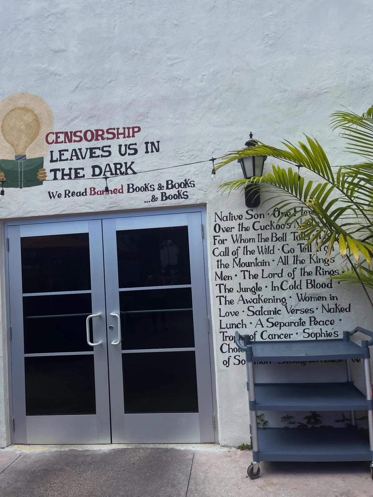 My first visit to Miami and the legendary  @booksandbooks, but certainly not my last! Next time I need an entire afternoon to properly browse. Love how many peacocks wander around Miami 🦚

#embeditorial #indiebookstores #miami #coralgables