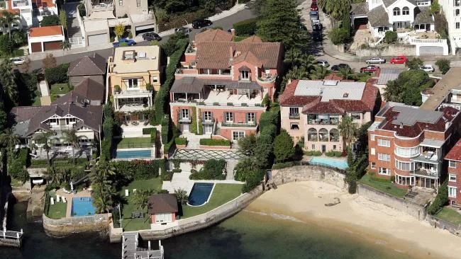 Note the private houses, backyards and pools the biggest belonging to prime minister Turnbull photo stopturnbull.com
