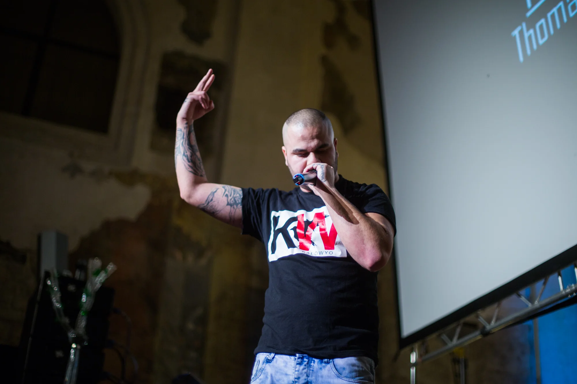 Večer zahájil svým vystoupením rapper KALO WYO.