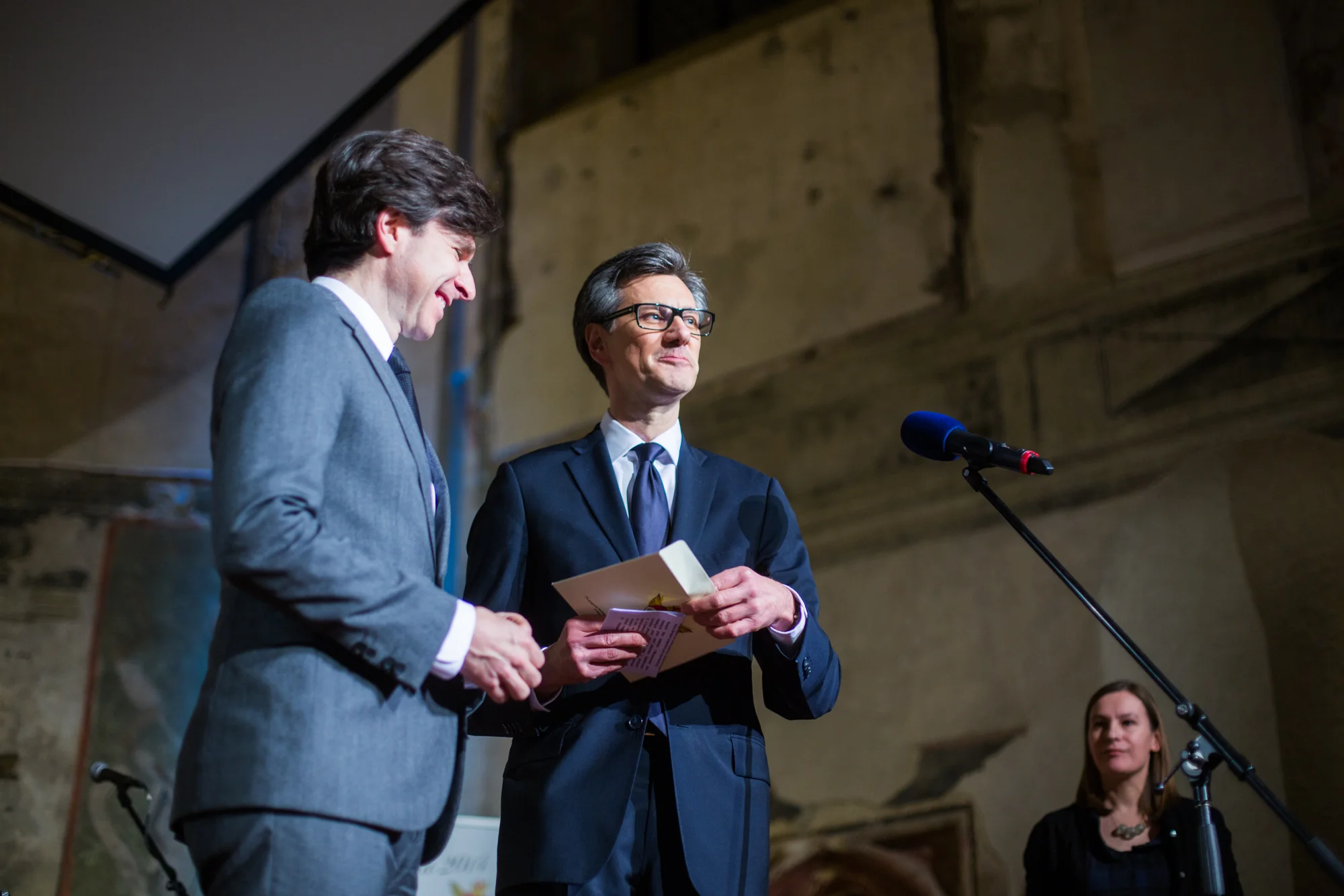J.E.p. Andrew Hirsch SCHAPIRO, velvyslanec Spojených států amerických, a Jean-Pierre Asvazadourian, velvyslanec Francie, předali cenu v kategorii Obec-město.