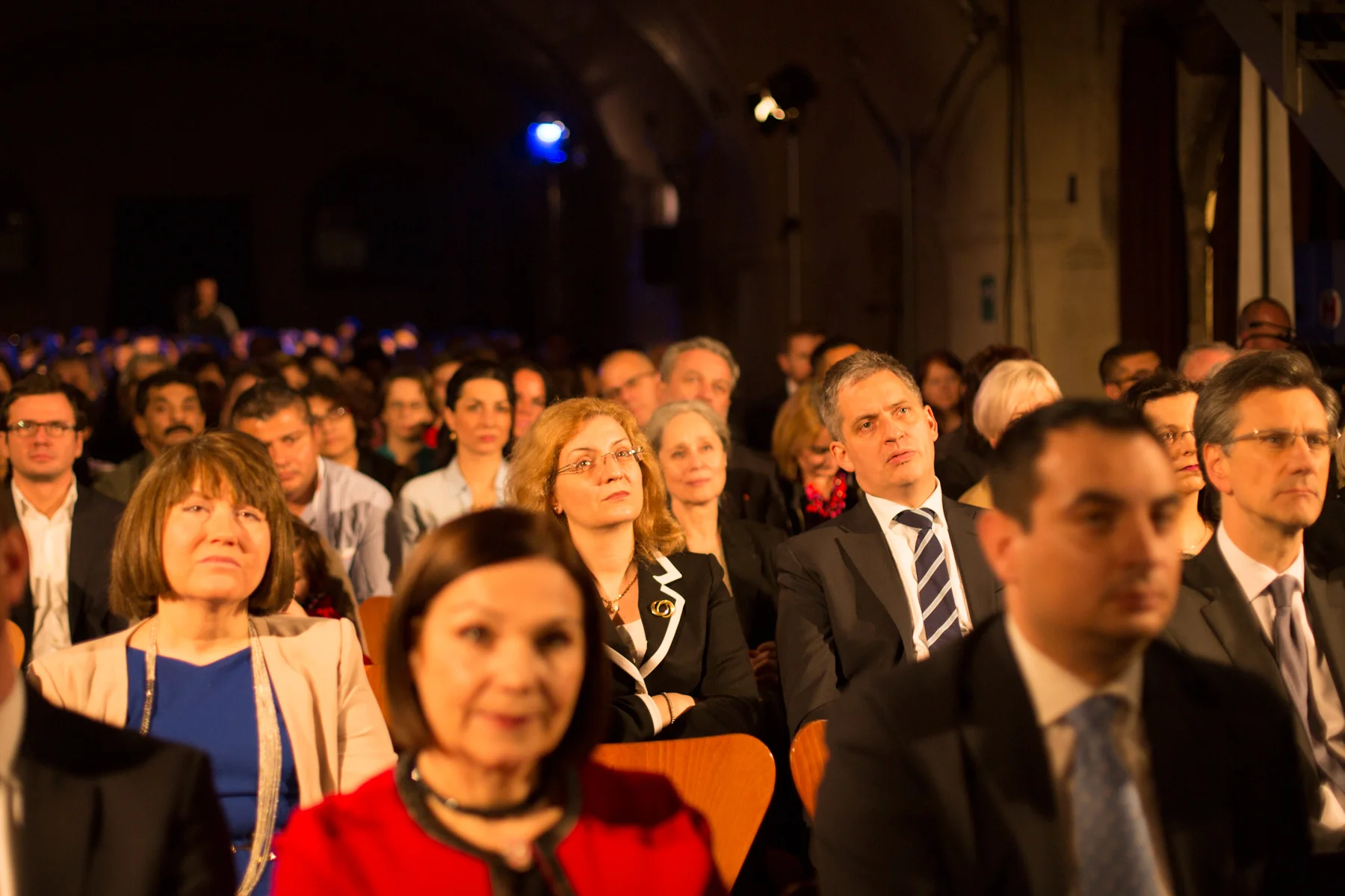 V první řadě porota, zleva vedle Jiřího Dienstbiera J.E. pí Daniela Anda Grigore-Gitman, velvyslankyně Rumunska, vpravo J.E. p. Jean-Pierre ASVAZADOURIAN, velvyslanec Francie