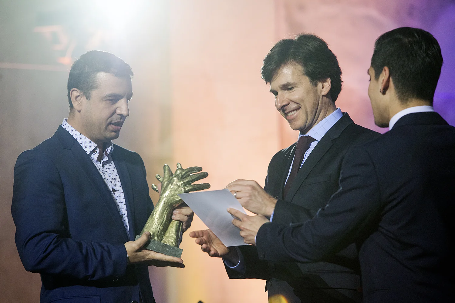 Andrew Schapiro předal cenu v kategorii Média Richardu Samkovi.