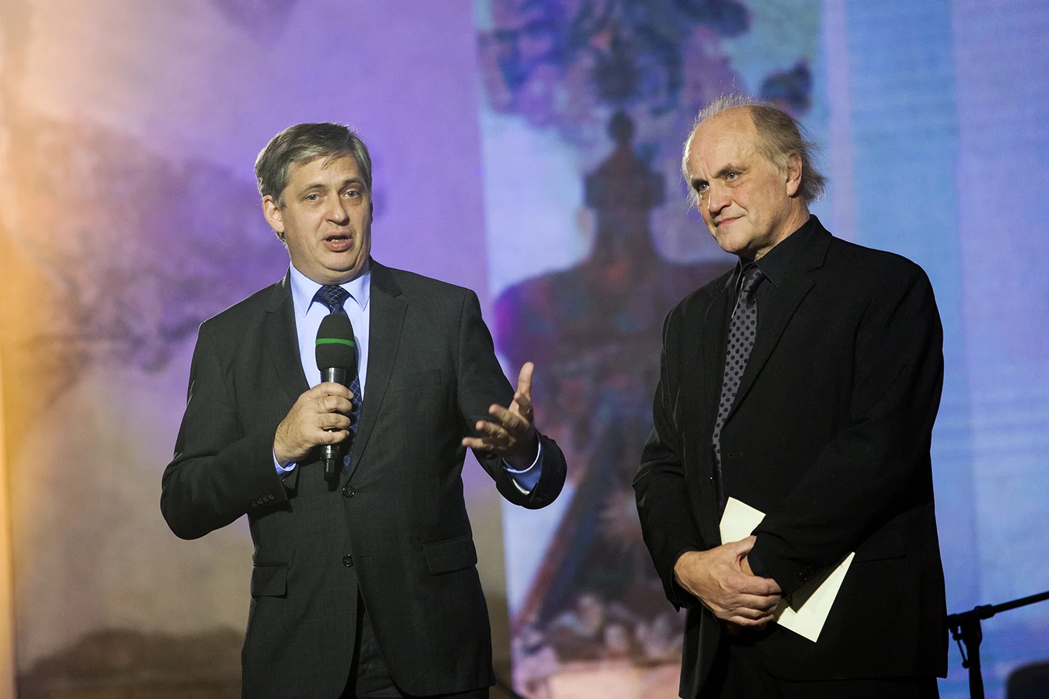 Jiří Dienstbier a Michael Kocáb, v zastoupení generálního ředitele ČT Petra Dvořáka, předali cenu České televize v kategorii Osobnost.