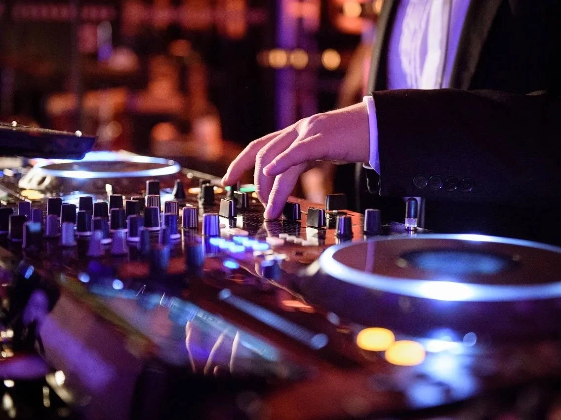 DJ für Firmenfeiern und Hochzeiten vermitteln