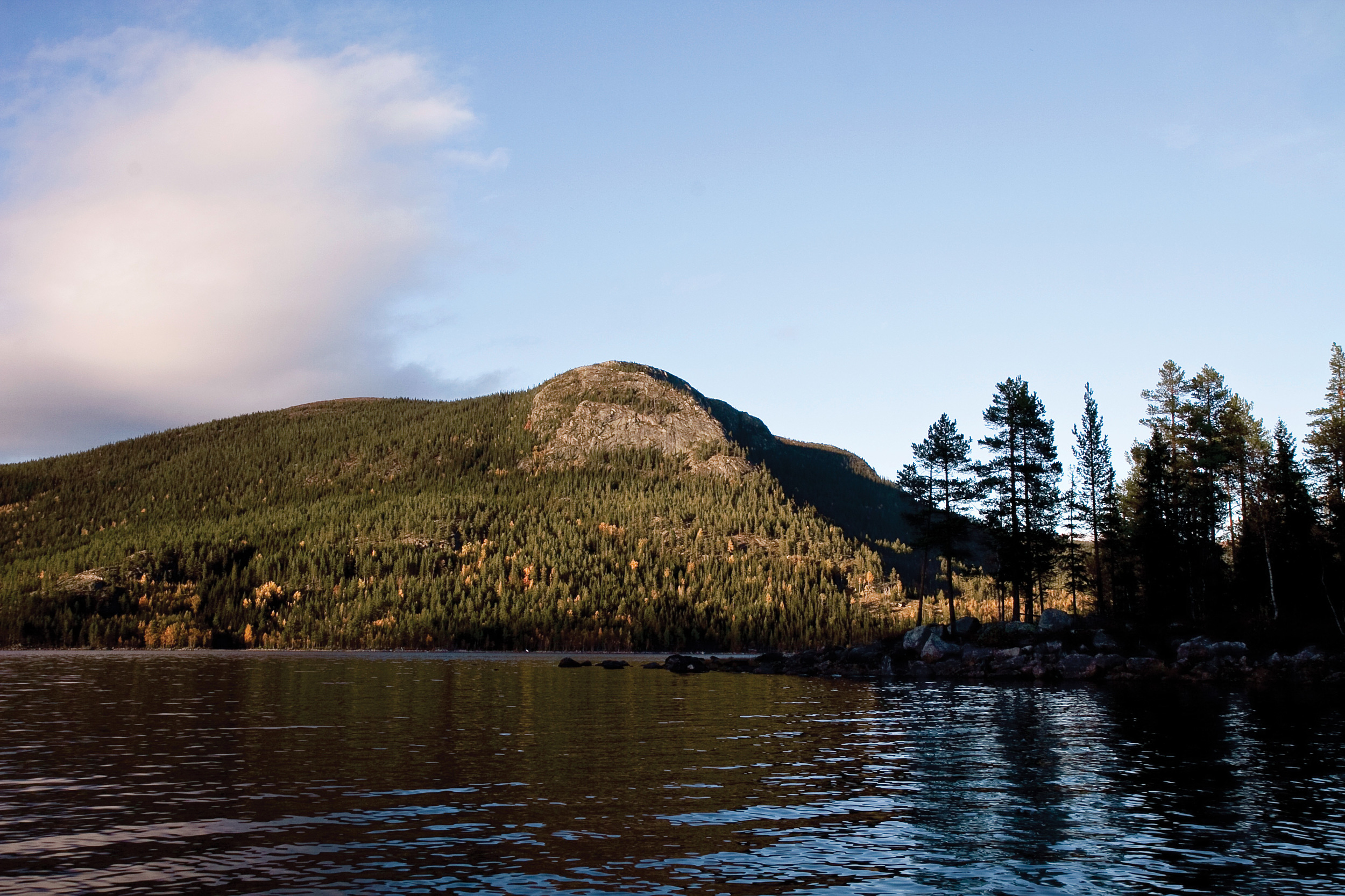Nevlingen ligger i Vassfaret landskapsvernområde. Nevlingkollen bak er naturreservat. Vassfaret, Buskerud. Foto: John Yngvar Larsson, NIBIO