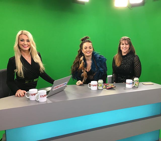 Nu ikv&auml;ll kl 19.00 ser ni mig i lives&auml;ndning i Expressen! Vi kommer prata musik, magi, Mello och mycket mer 😏S&aring; knappa in Expressen.se, klicka p&aring; symbolen l&auml;ngst upp till v&auml;nster som heter LIVETV 🐝 s&aring; ses vi d&