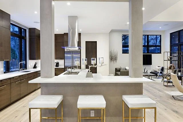 A large open concept kitchen space can accommodate plenty of seating - ideal for an effortless entertaining space. #snowmassvillage #colorado #kitchen #living #home #house #architecture #design #architecturaldesign #interiors #interiordesign #housego