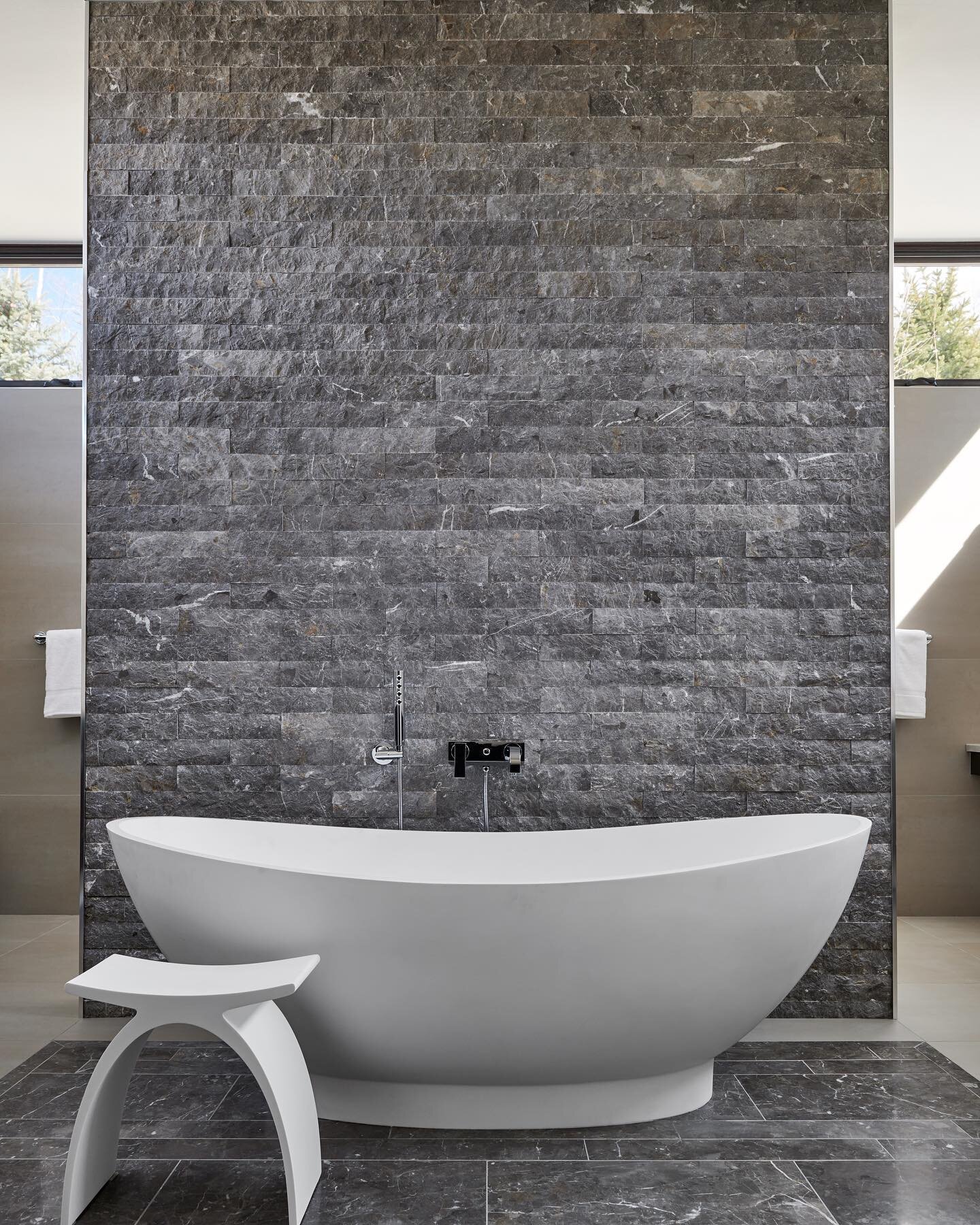 As it&rsquo;s starting to get colder out, wouldn&rsquo;t you love to end your day in this soaker tub

#kadesignworks
.
.
.
.
#aspenarchitects #aspensnowmass #snowmassvillage #aspenco #aspencolorado #architecturaldesign #architecture #architecture_bes