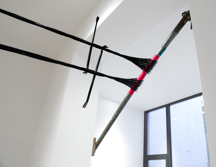   Santiago Reyes Villaveces © 2016 ,  Diagonal . Wood, steel wire, metal bar, scaffolding. 550 x 30 x 100 cm. Reside. Installation view at Marie-Laure Fleisch, Brussels. Courtesy of the artist. 