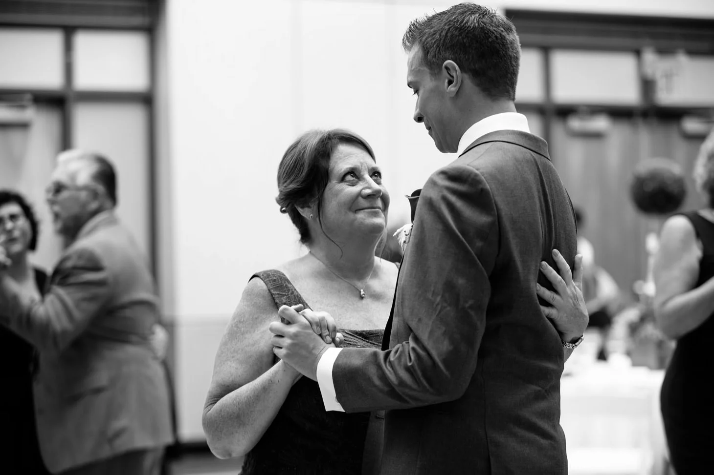 082-nyc-wedding-photographer-hoboken-waterfront-wedding-photos-smitten-chickens.jpg