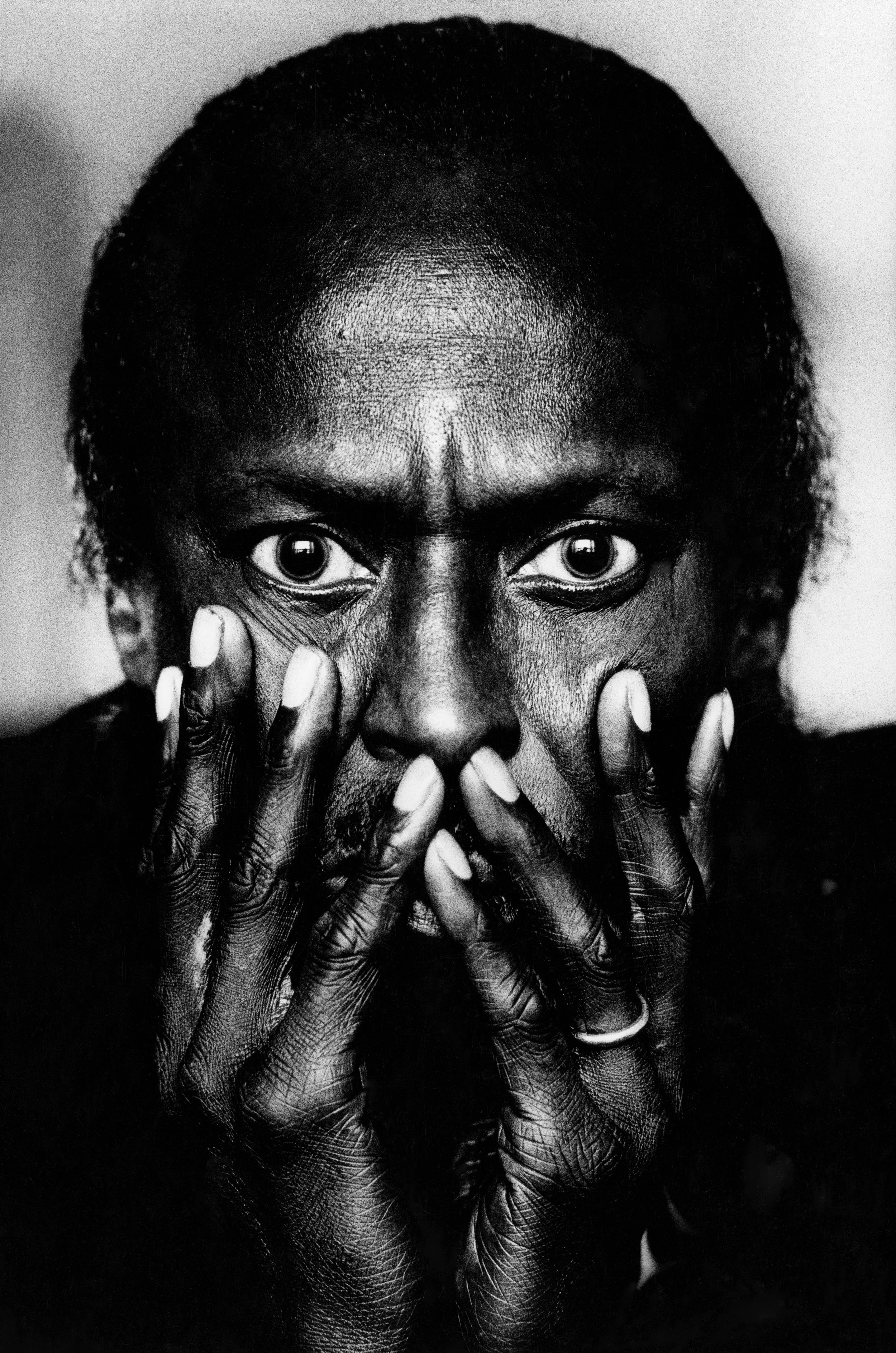 ANTON CORBIJN looking at a most〜 Anton Corbijn at Zeno X Gallery | MONOVISIONS - Black
