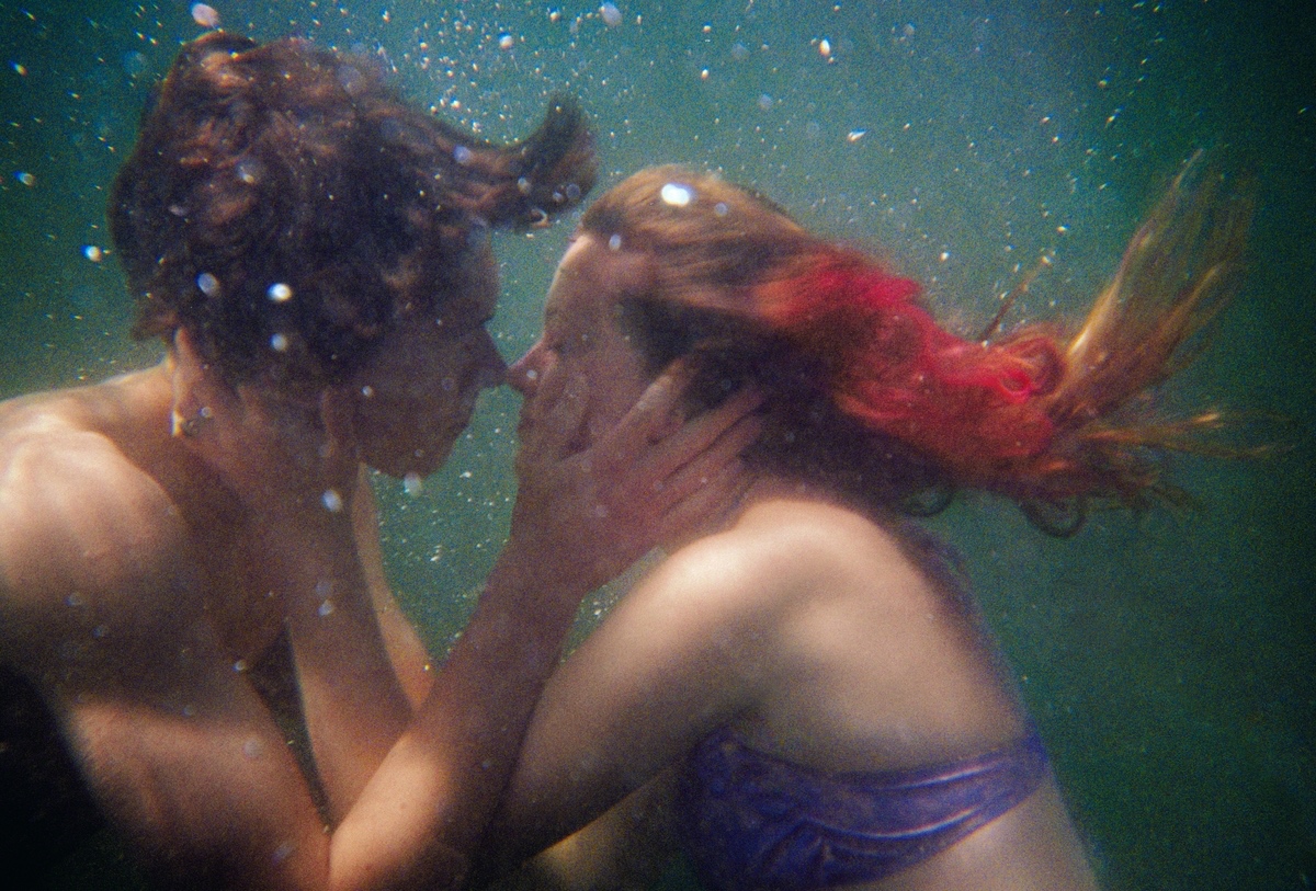 моя любовь под потолком с моим полком