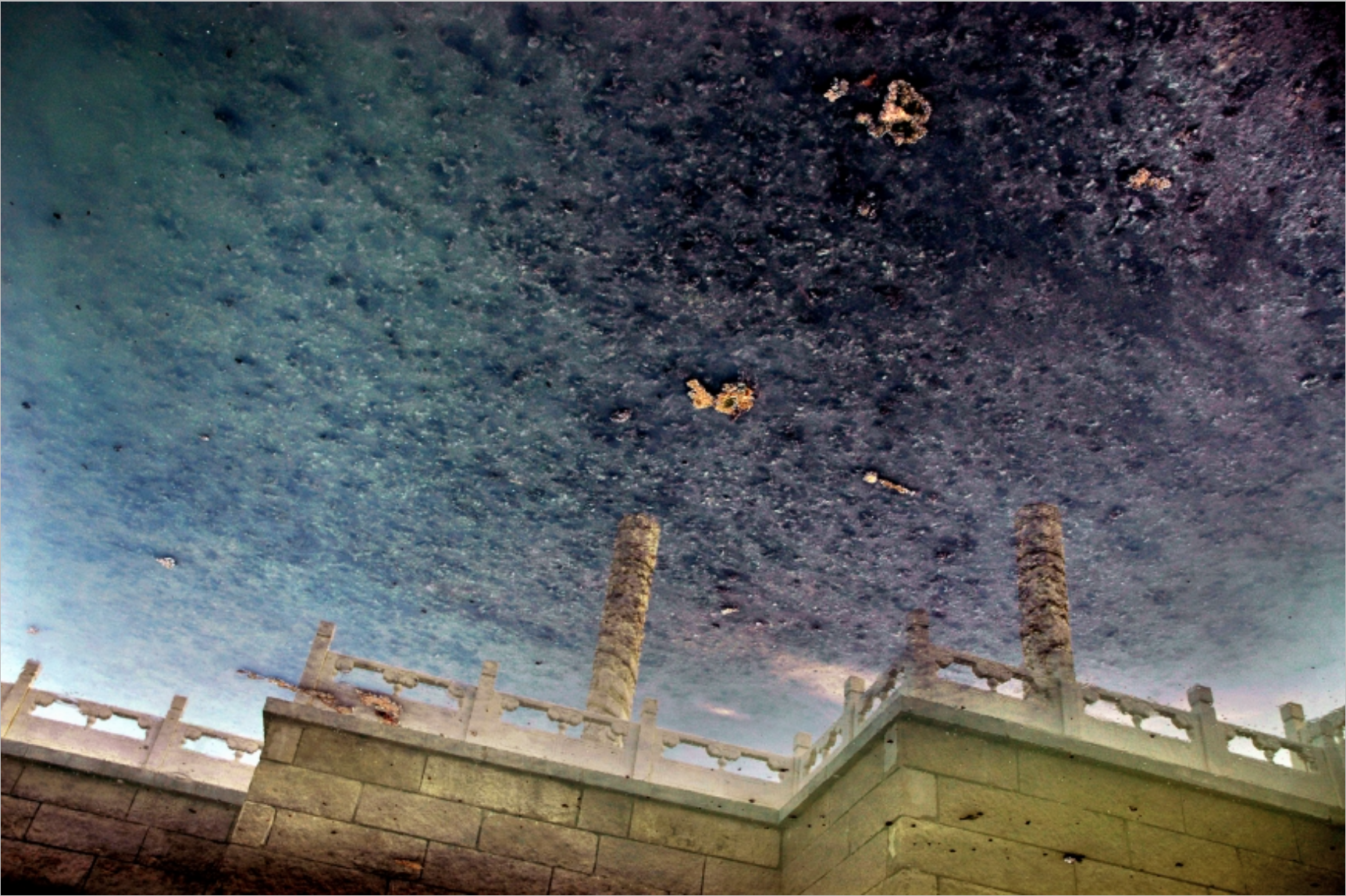 Han Bing, Coiled Dragon Pillars: Urban Amber, 2007, Single-Exposure C-Print Photograph, 39 x 59 inches, 100 x 150 cm
