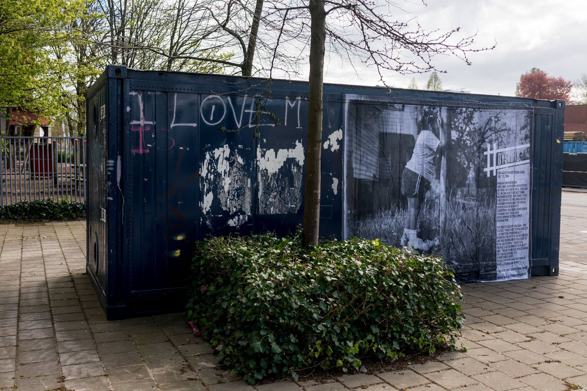 ©Benjamin Girette. Earlier this year, we partnered with World Press Photo Foundation to bring current photojournal-ism to the doorsteps of Amsterdam. An image taken by ©Jon Lowenstein's was pasted on Roeskestraat 94-96. The caption reads: Chicago’s Pocket Town neighborhood. July 12, 2005. Mariah Driver plays hide-and-seek with her sisters outside her house on S. Chicago St. in Chi-cago's Pocket Town neighbourhood. The family has since moved to the Englewood neighbour-hood and the house, which was in decrepit condition, has been demolished to make way for a new development by the Comer Foundation. The South Side of Chicago – the States’ third most populous city – is shifting proverbially be-neath the feet of its residents and has given birth to a host of vital questions: “What is a people’s attachment to place?” and, “What is an old space when its’ faces change, its structures shift, neighborhoods are destroyed while others are born?”