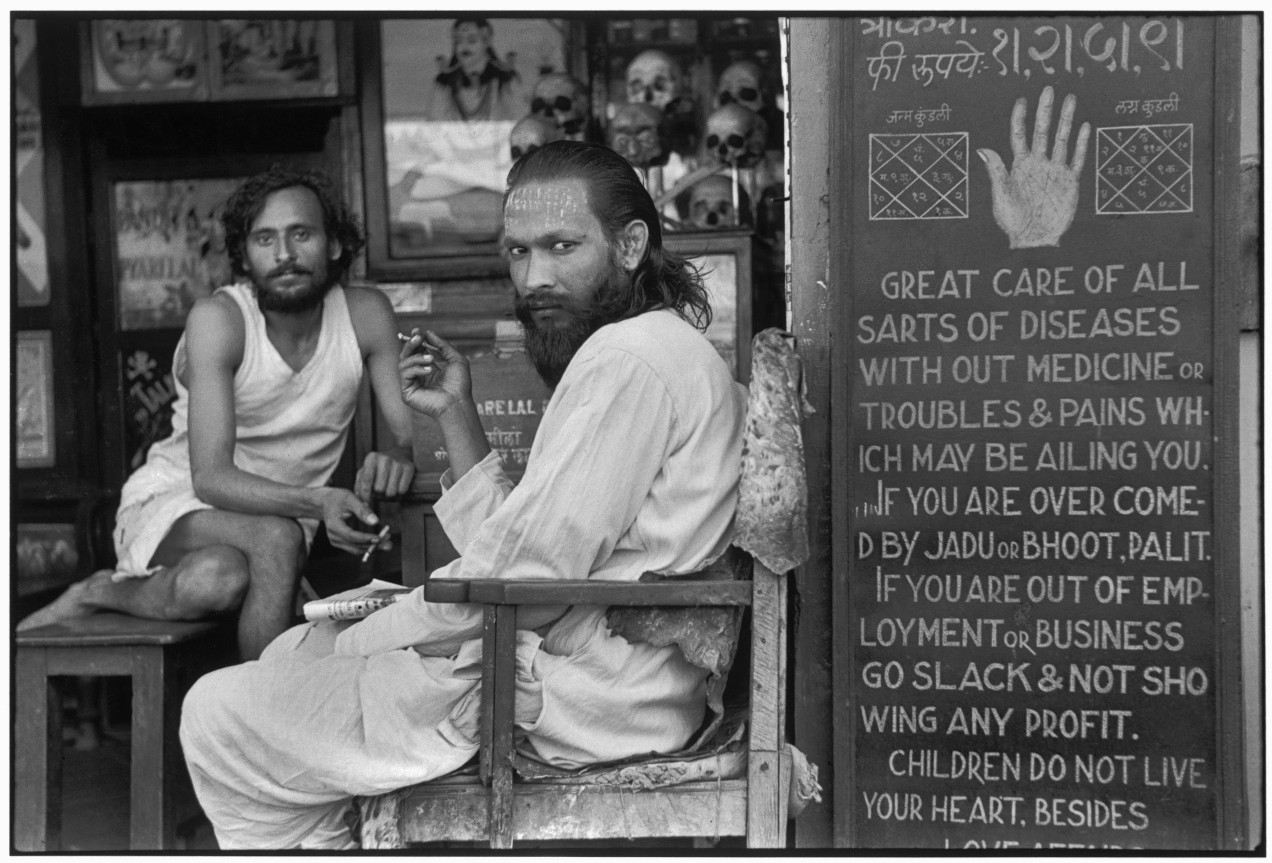 An astrologer's shop in the mill workers' quarter of Parel Bombay, Maharashtra, India 1947. 35 x 52.5 cm. Courtesy of Rubin Museum of Art