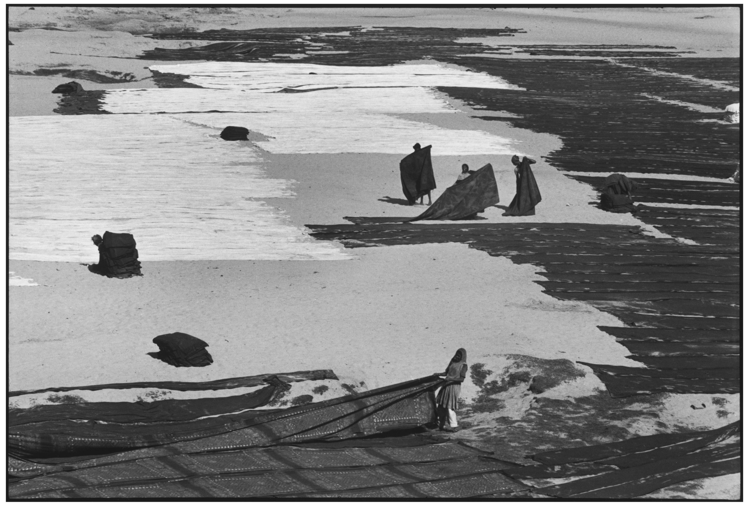 Women Spreading Out Their Saris before the Sun Ahmedabad, Gujarat 1966 35 x 52.5 cm. ©Henri Cartier-Bresson/Magnum Photos