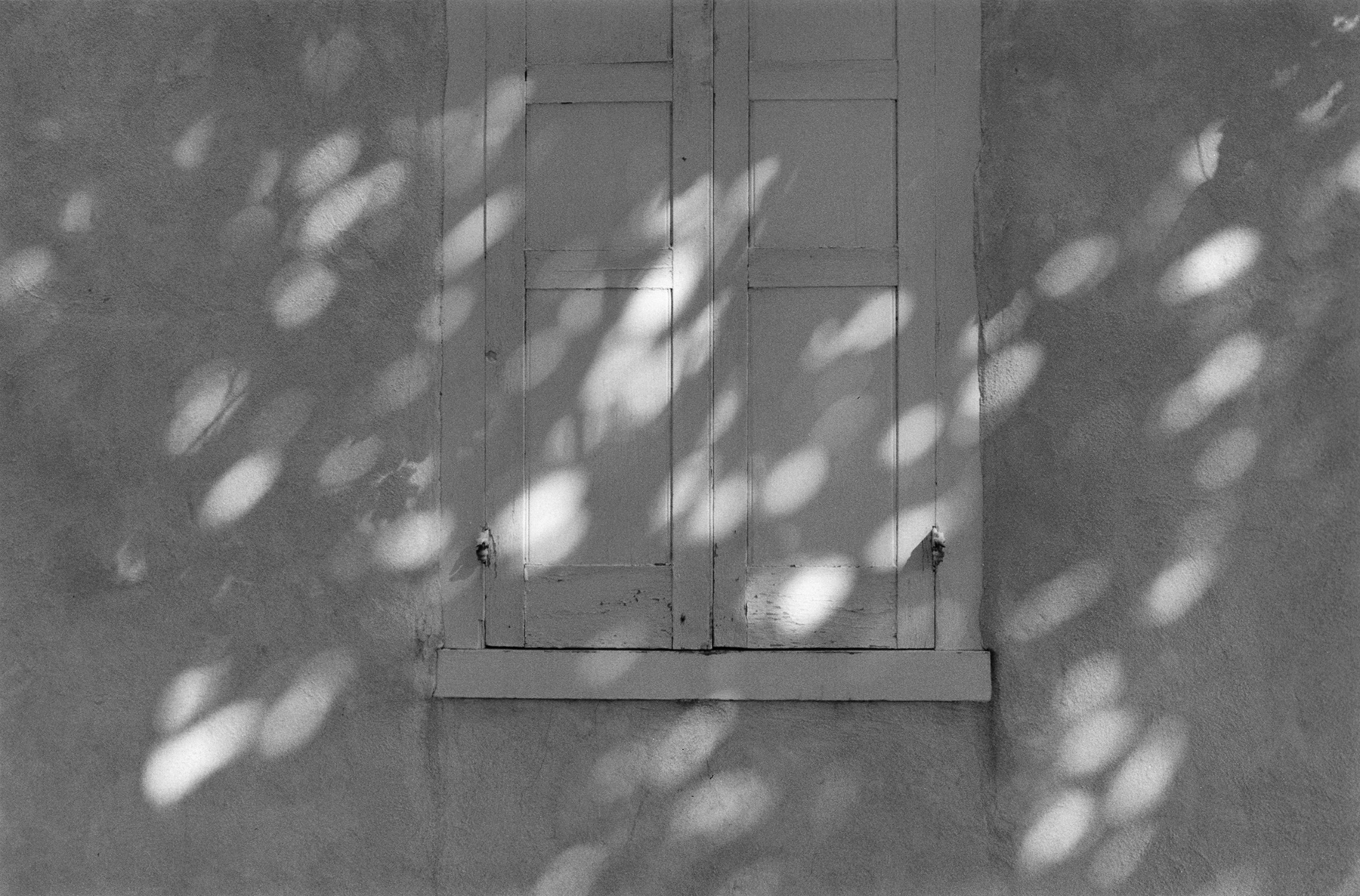 George Tice. Mennonite Meeting House, Lancaster, Pennsylvania, 1990. Palladiumprint. 5 x 7 1⁄4 in. (12.7 x 18.4 cm)