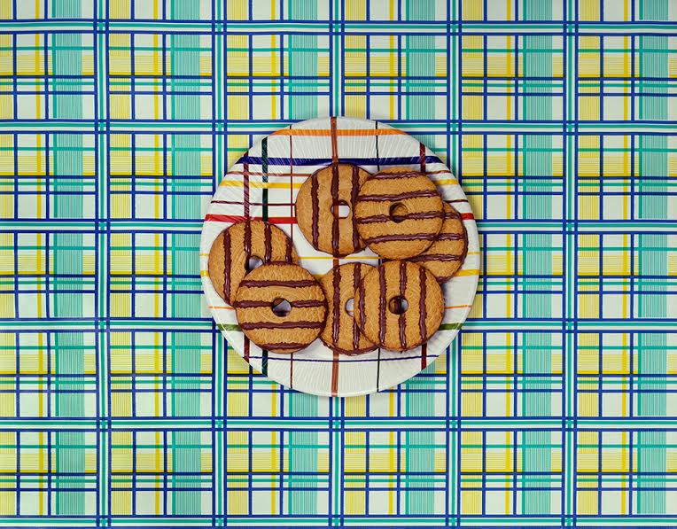 Sandy Skoglund, Cookies on a Plate, 1978. (c) Sandy Skoglund; Courtesy of the artist and RYAN LEE, New York.