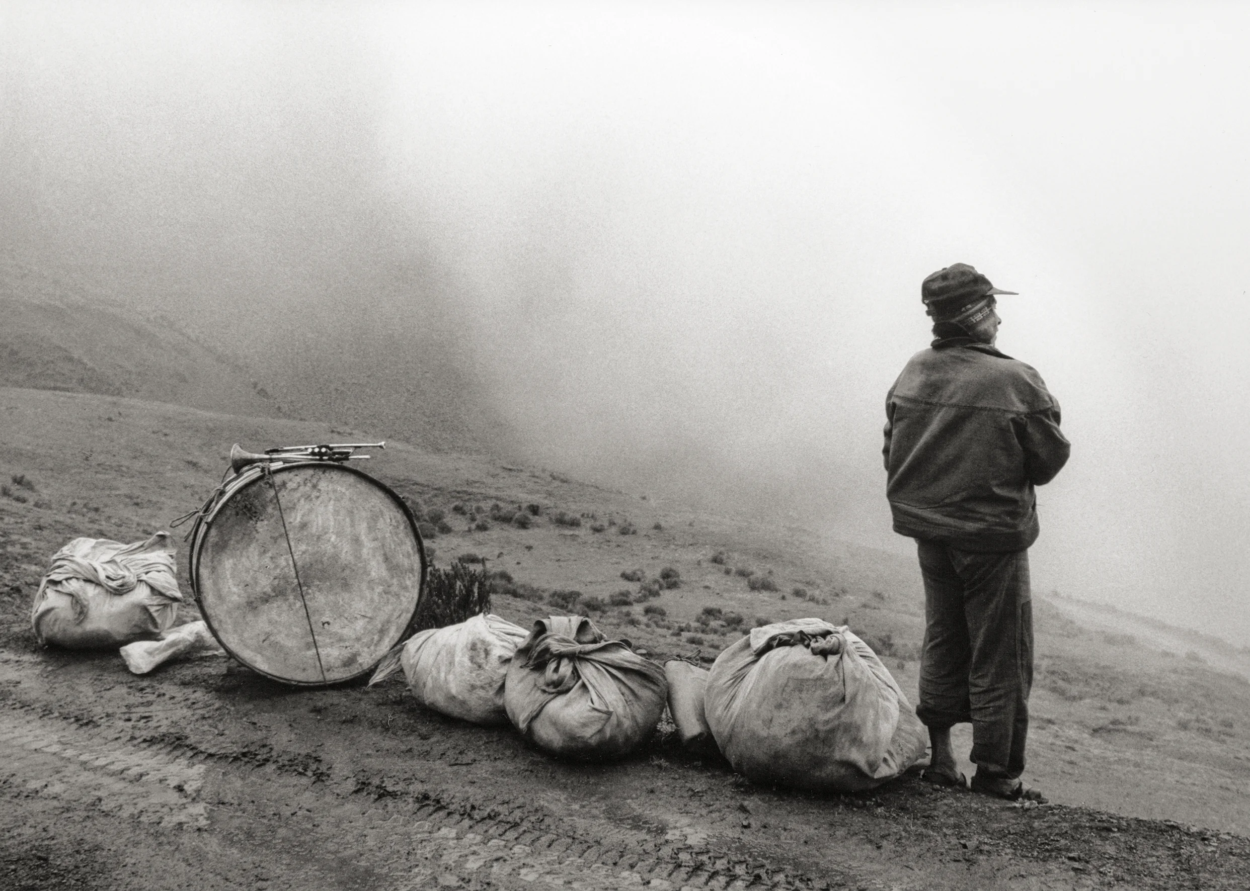 Músico en la nada, Escoma, Bolivia, 1990 © Flor Garduño 