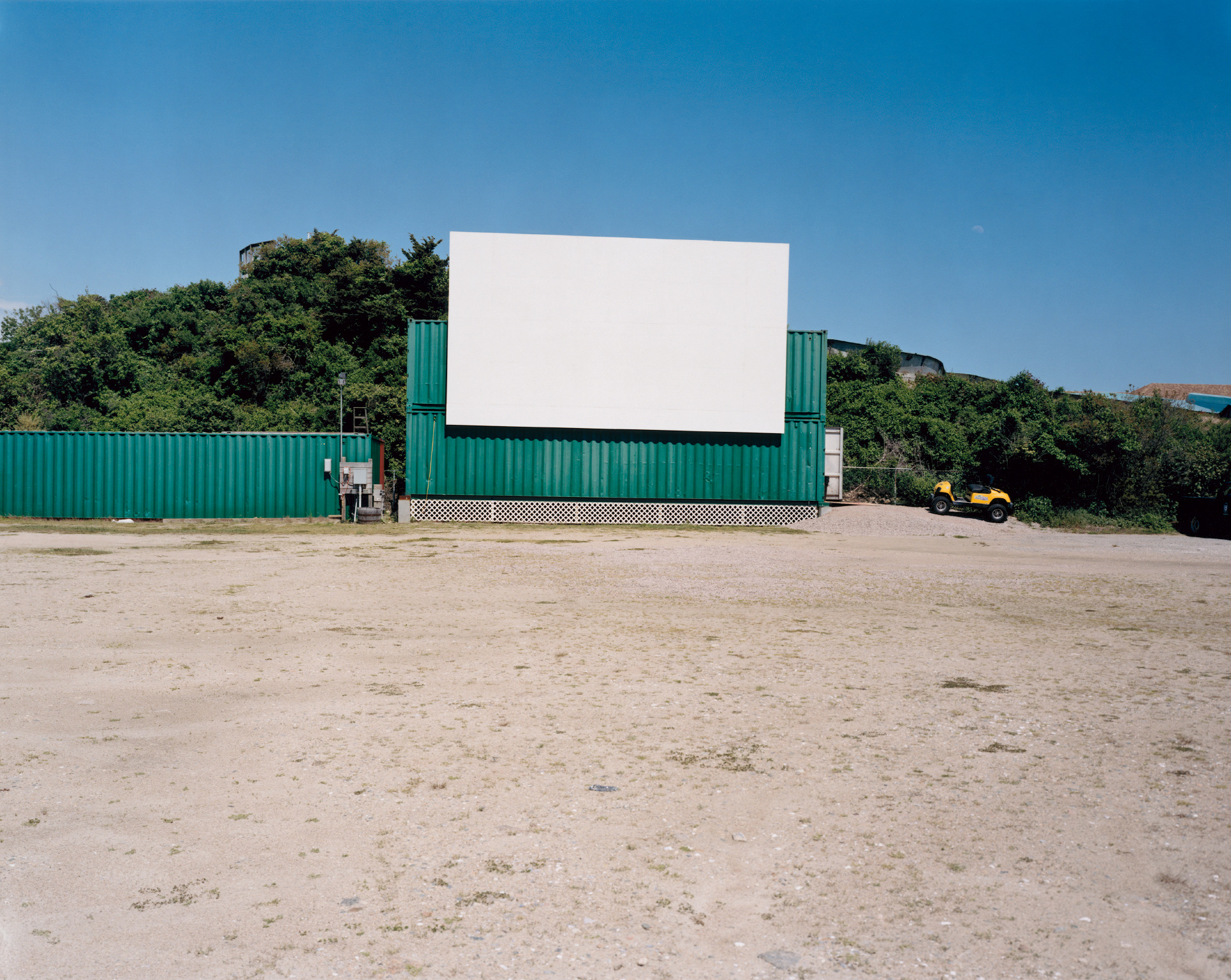 Tina Barney, "Drive-In," 2017. Courtesy of Paul Kasmin Gallery © Tina Barney