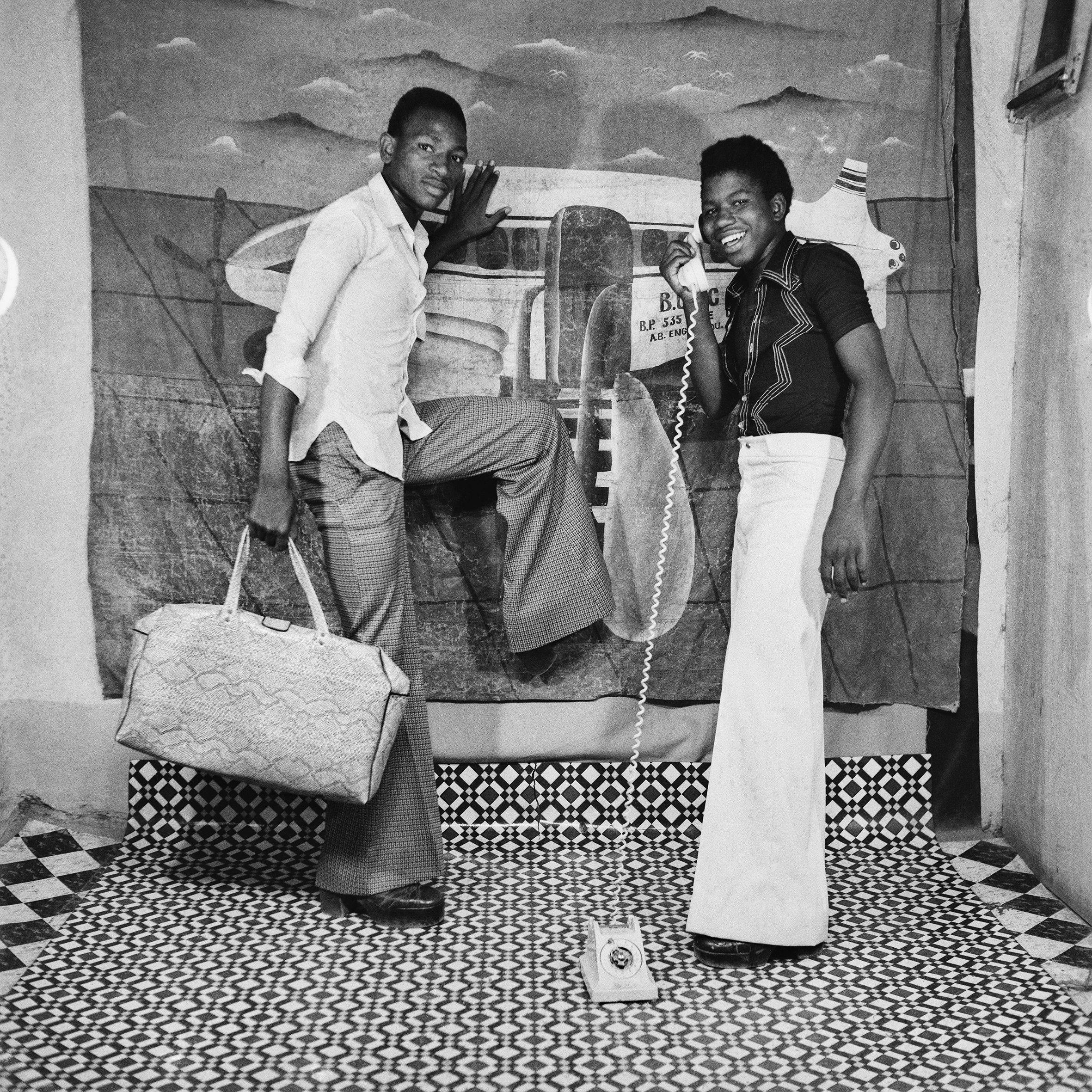 Allo, on arrive !, 1978 © Sanlé Sory, Courtesy Yossi Milo Gallery, New York