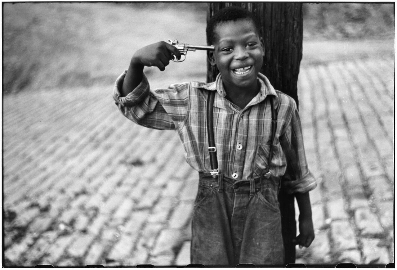 Elliott Erwitt, Children on Beelen Street, Pittsburgh, PA, October 1950. © Elliott Erwitt/Magnum Photos, Courtesy of Carnegie Library of Pittsburgh