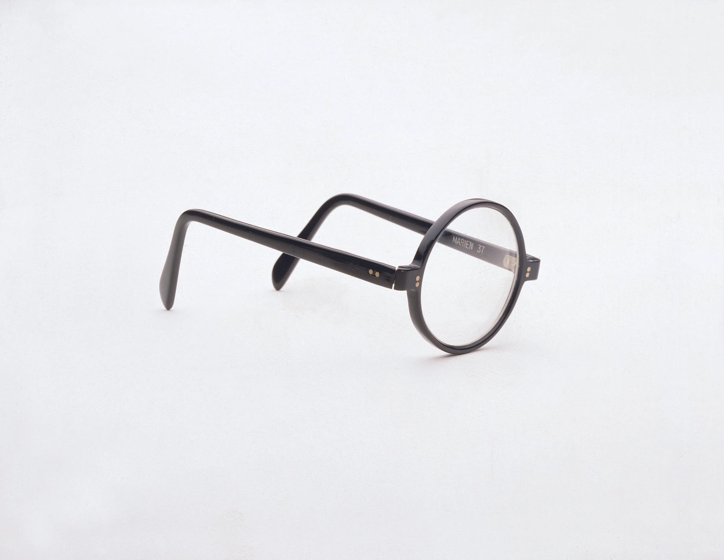 Marcel Mariën, The Elusive , 1937. Glass and Bakelite, 14 x 13 x 18 cm / 5 1/2 x 5 1/8 x 7 1/8 in © Marcel Mariën / 2018 Artists Rights Society (ARS), New York / SABAM, Brussels