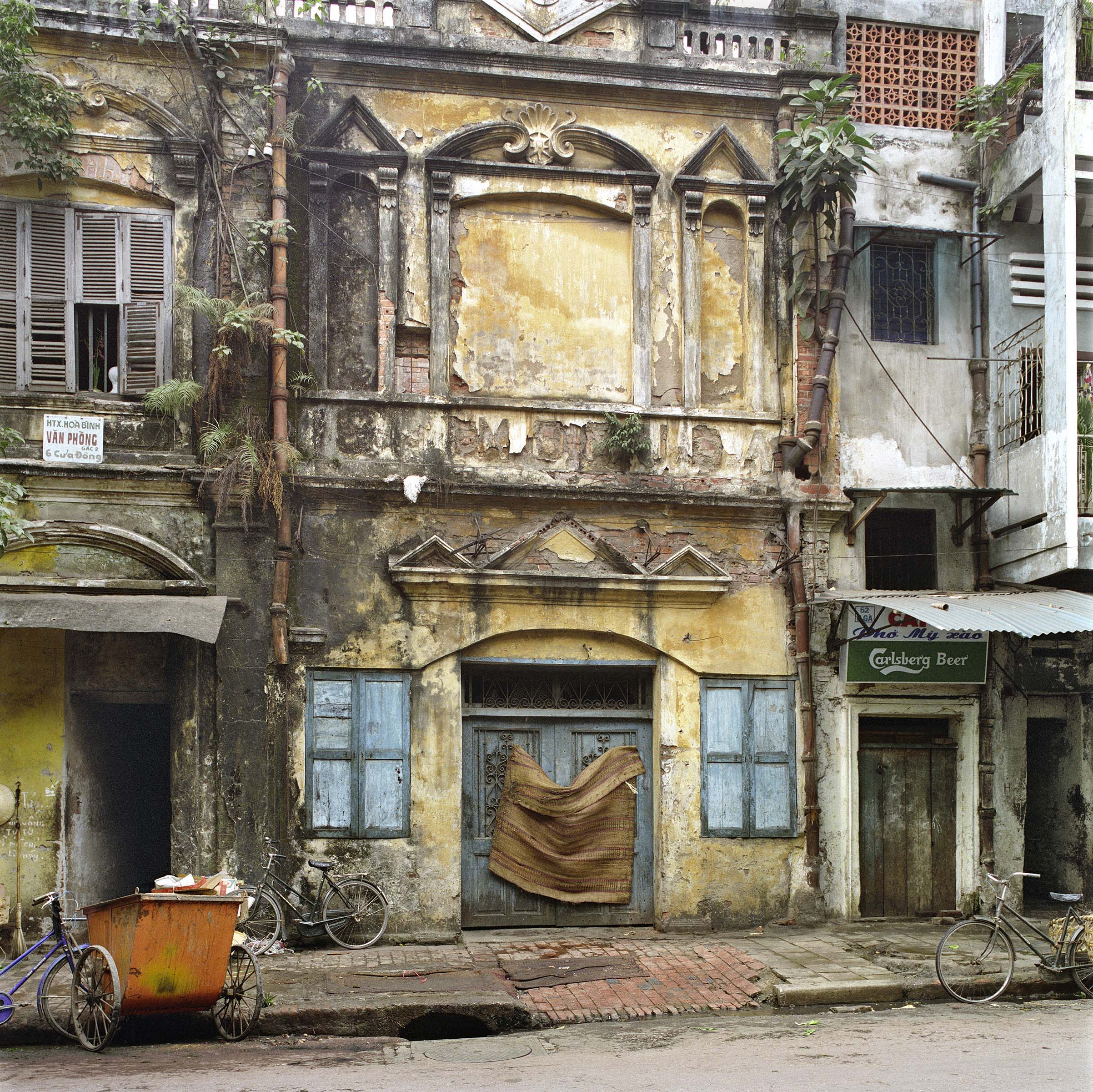 54 Hàng Ga, (Chicken Street), 1994 © William E. Crawford, 2018