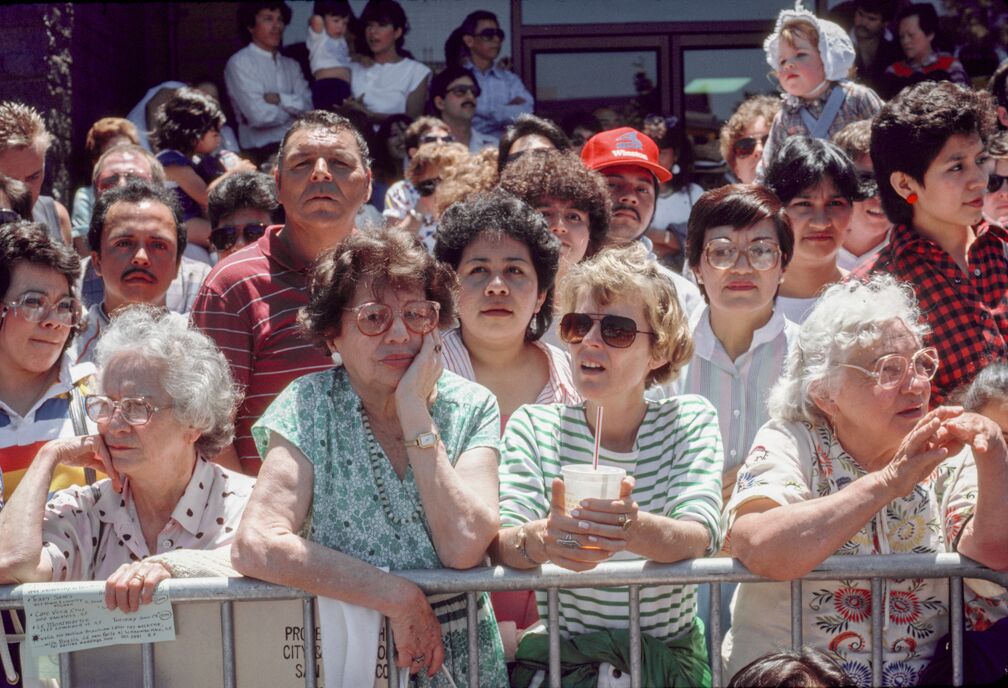 Crowd Waiting, 1986 - Courtesy of MACK and Euqinom Gallery