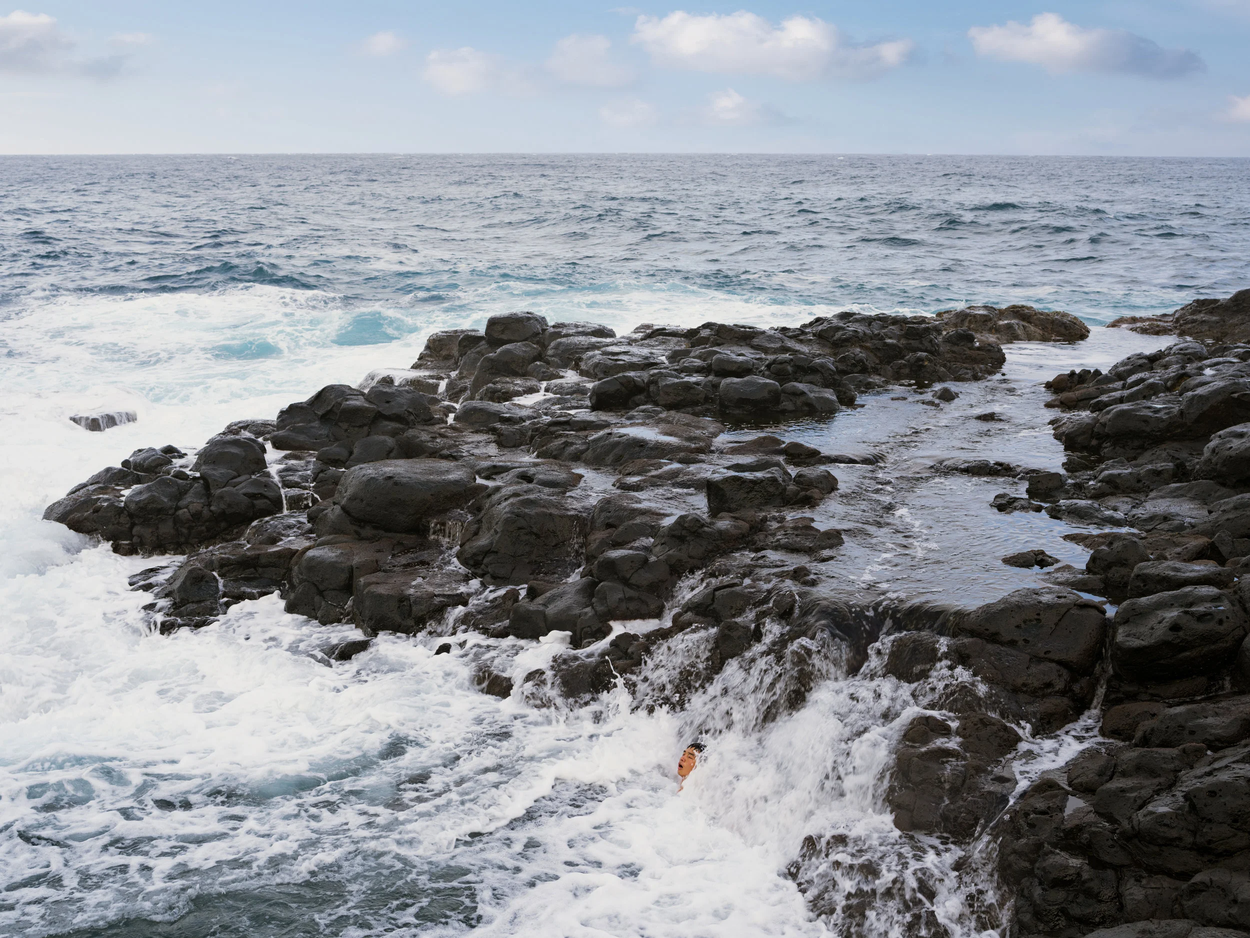 © Lucas Foglia (Wang Ying Ocean Swimming, Hawaii 2016)